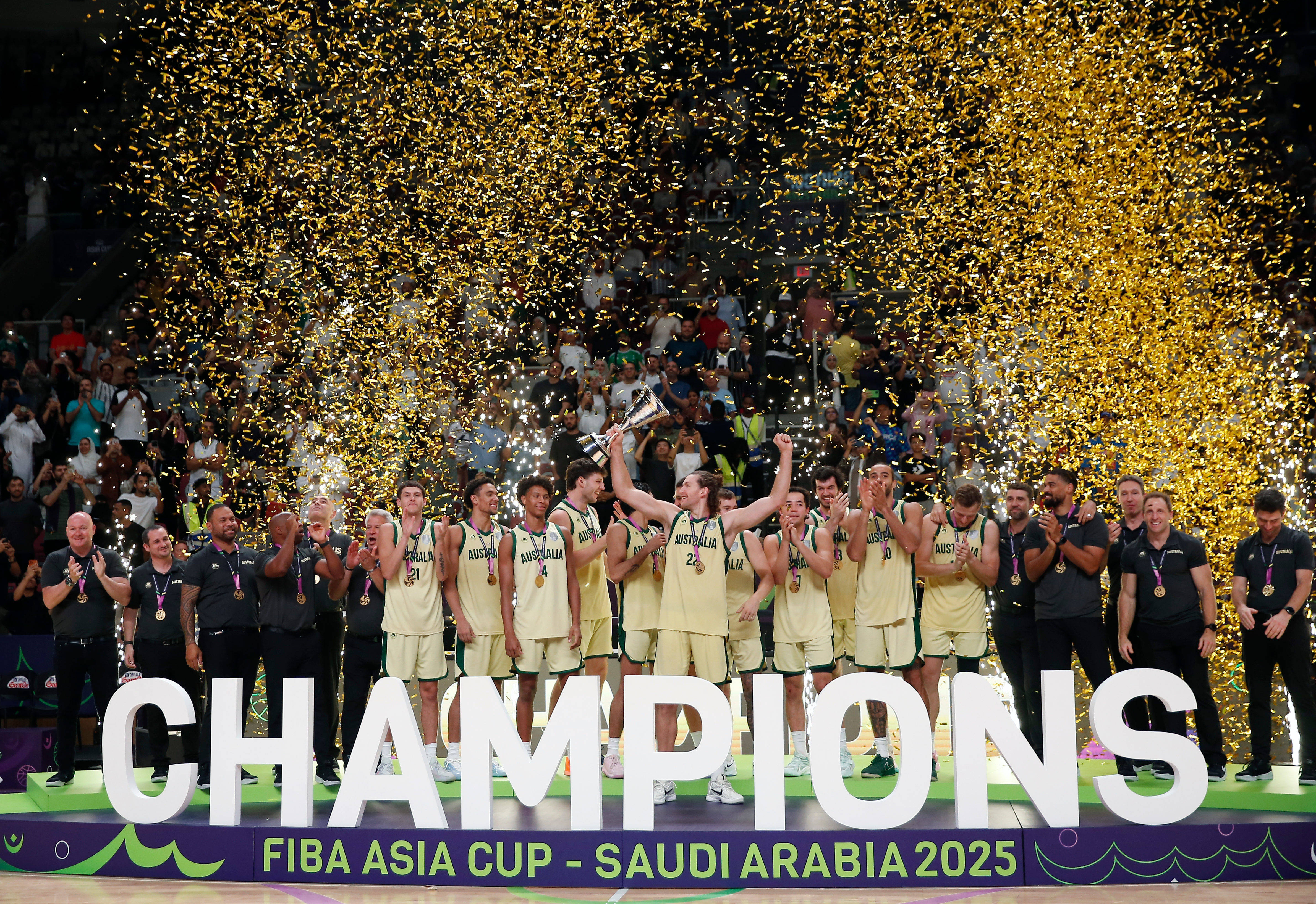 九游娱乐-集结日深圳男篮豪取连胜——NBA季后赛节点到来，话题不断，控场能力受关注(深圳男篮新外援)